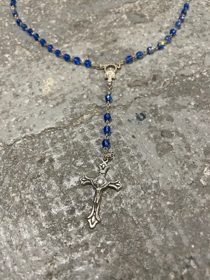 2000s Dolce & Gabbana Blue Rosary Cross Necklace (OS) 3