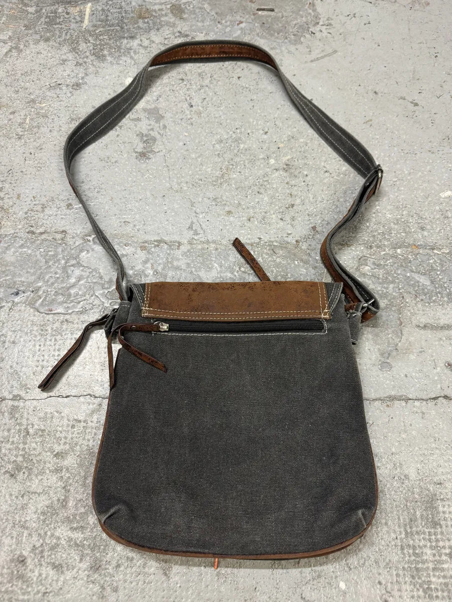 2000s Dolce & Gabbana Converse Trompe L’Oeil Leather Shoulder Bag DLkVBdw 4