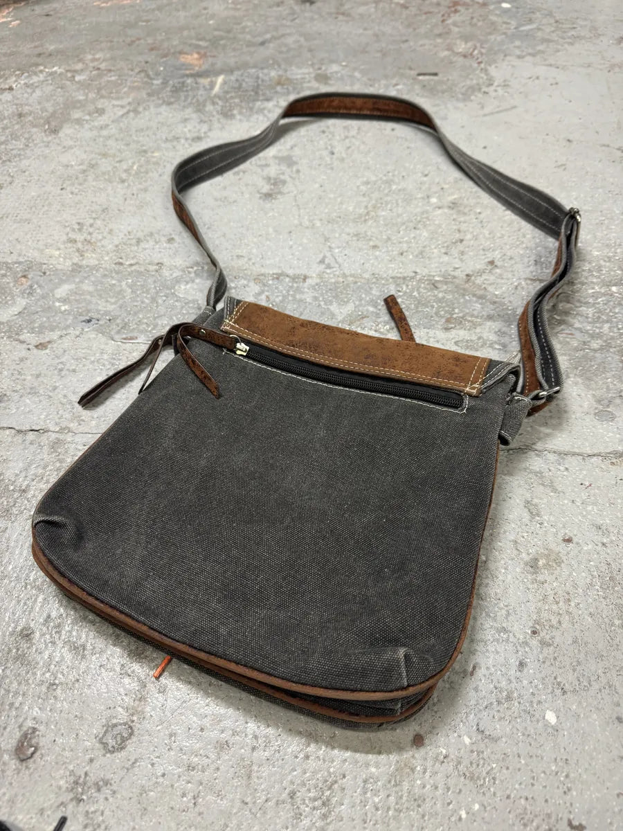 2000s Dolce & Gabbana Converse Trompe L’Oeil Leather Shoulder Bag DLkVBdw 6