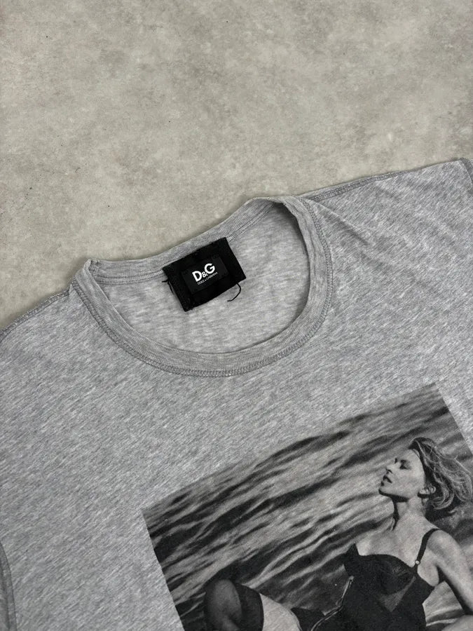 2000s Dolce & Gabbana Grey Sunbathing Poolside T-Shirt CYtqxPe 4