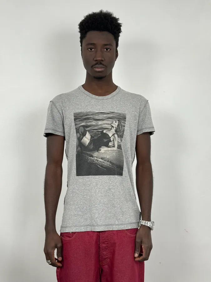 2000s Dolce & Gabbana Woman Sunbathing Grey T-Shirt EMaRFzr 0