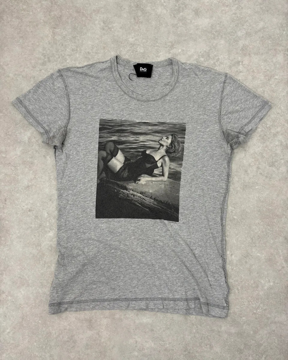 2000s Dolce & Gabbana Woman Sunbathing Grey T-Shirt EMaRFzr 2
