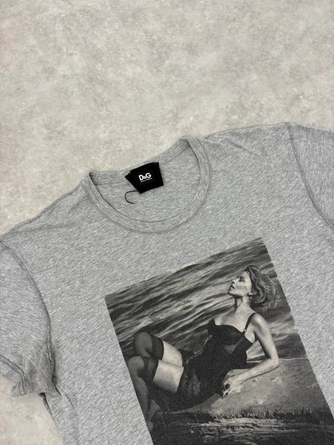 2000s Dolce & Gabbana Woman Sunbathing Grey T-Shirt EMaRFzr 4