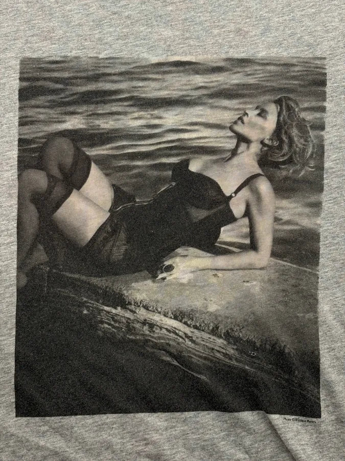 2000s Dolce & Gabbana Woman Sunbathing Grey T-Shirt EMaRFzr 6
