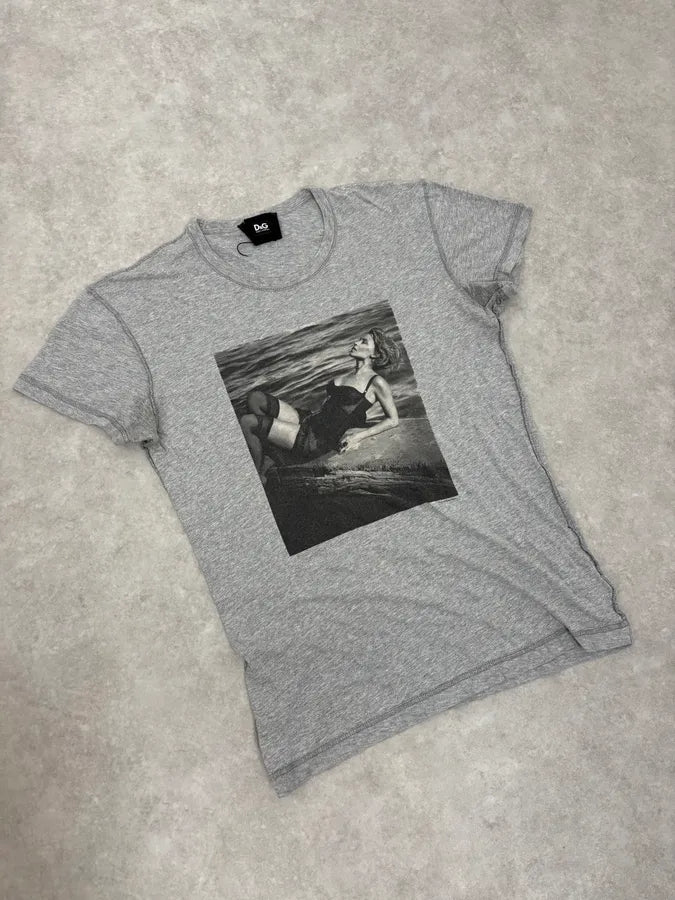 2000s Dolce & Gabbana Woman Sunbathing Grey T-Shirt EMaRFzr 3