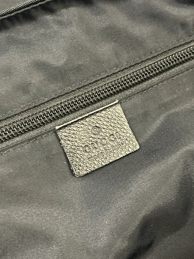 2000s Gucci Black Minimalist Messenger Shoulder Bag oVLavMi 10