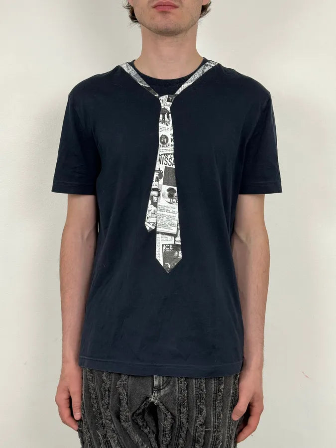 2000s Iceberg Black Newspaper Tie Trompe L’œil T-Shirt jYIQWon 1