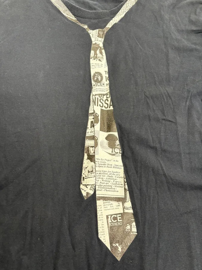 2000s Iceberg Black Newspaper Tie Trompe L’œil T-Shirt jYIQWon 6
