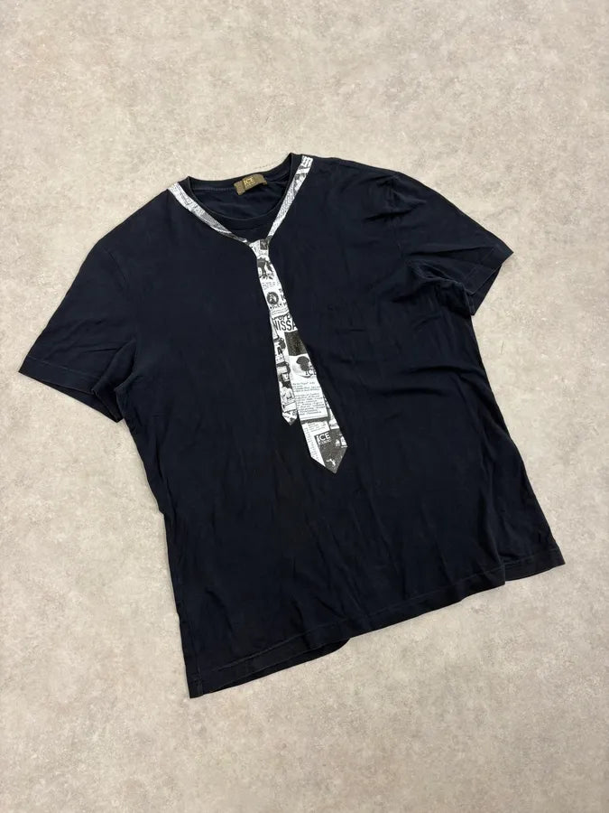 2000s Iceberg Black Newspaper Tie Trompe L’œil T-Shirt jYIQWon 3