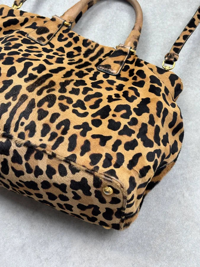 2000s Prada Beige Calf Hair Leopard Print Handle Bag coJQwrz 13
