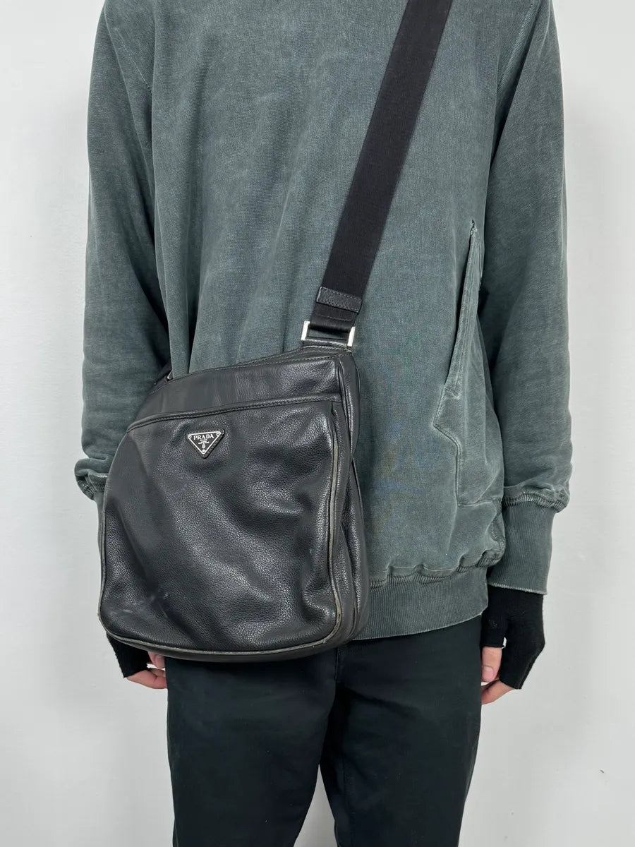 2000s Prada Black Minimalist Black Leather Shoulder Bag wRsPGpn 1