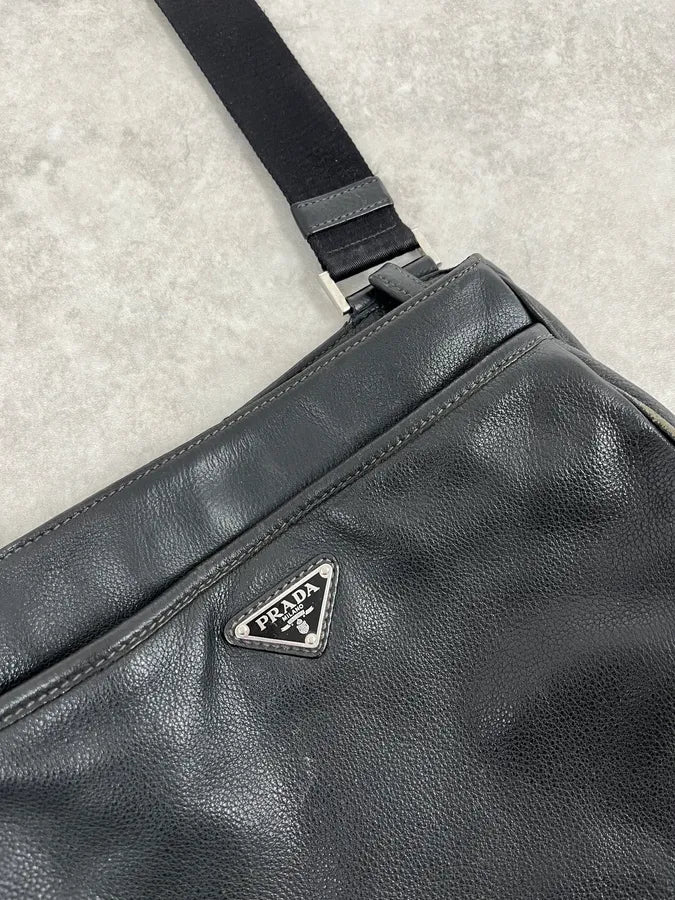 2000s Prada Black Minimalist Black Leather Shoulder Bag wRsPGpn 2