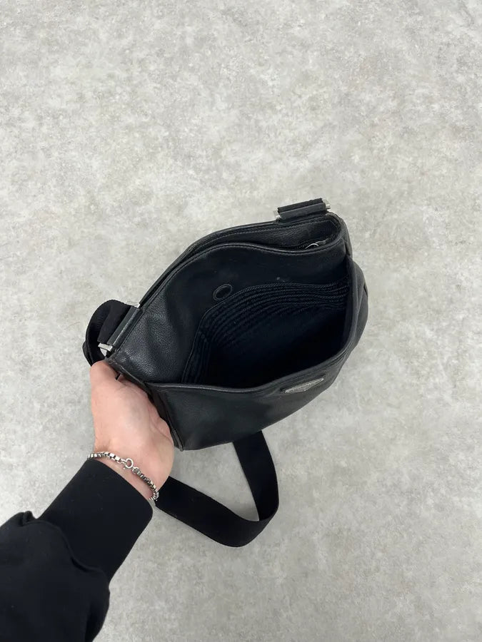 2000s Prada Black Minimalist Black Leather Shoulder Bag wRsPGpn 5