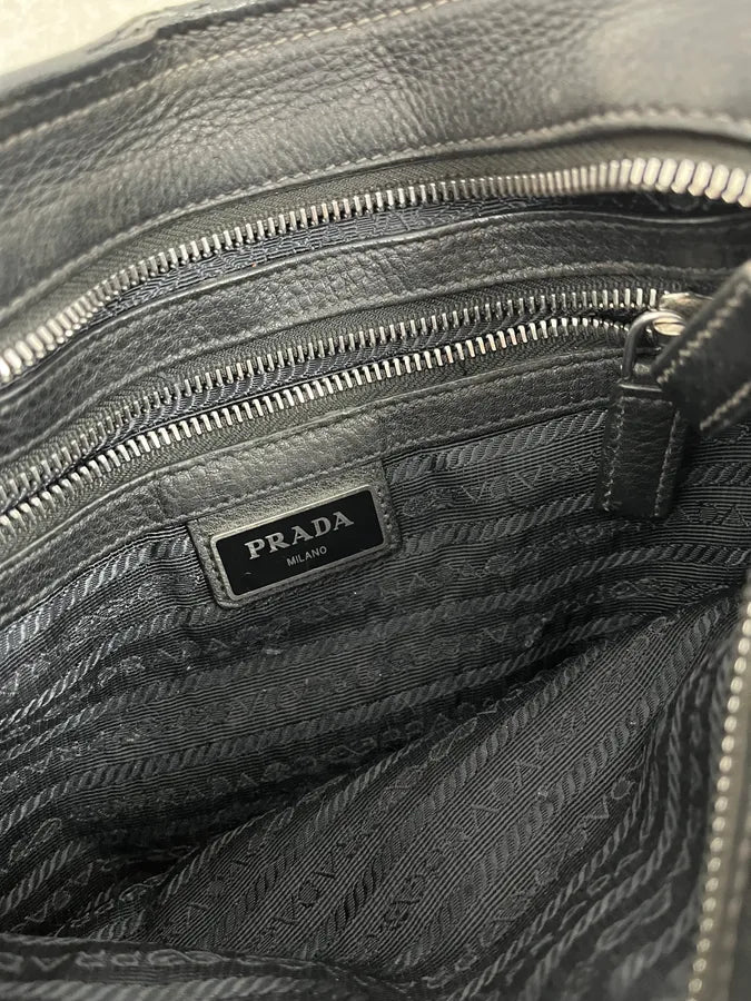 2000s Prada Black Minimalist Black Leather Shoulder Bag wRsPGpn 6