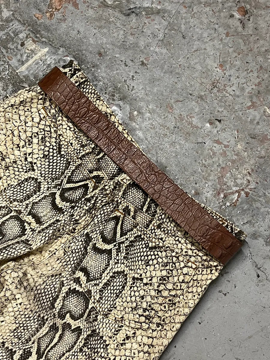 2000s Roberto Cavalli Brown Crocodile Effect Embossed Leather Belt KOfCVGO 3