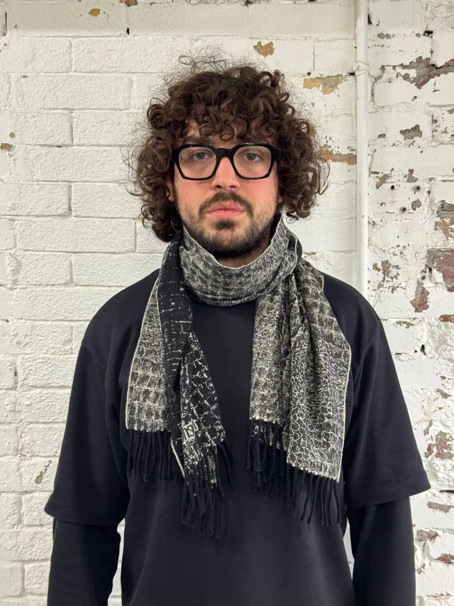 2000s Roberto Cavalli Grey & Black Crocodile Effect Scarf GikEubX 0