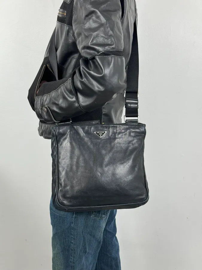 2010s Prada Black Leather Minimalist Shoulder Bag XDrkNmi 2