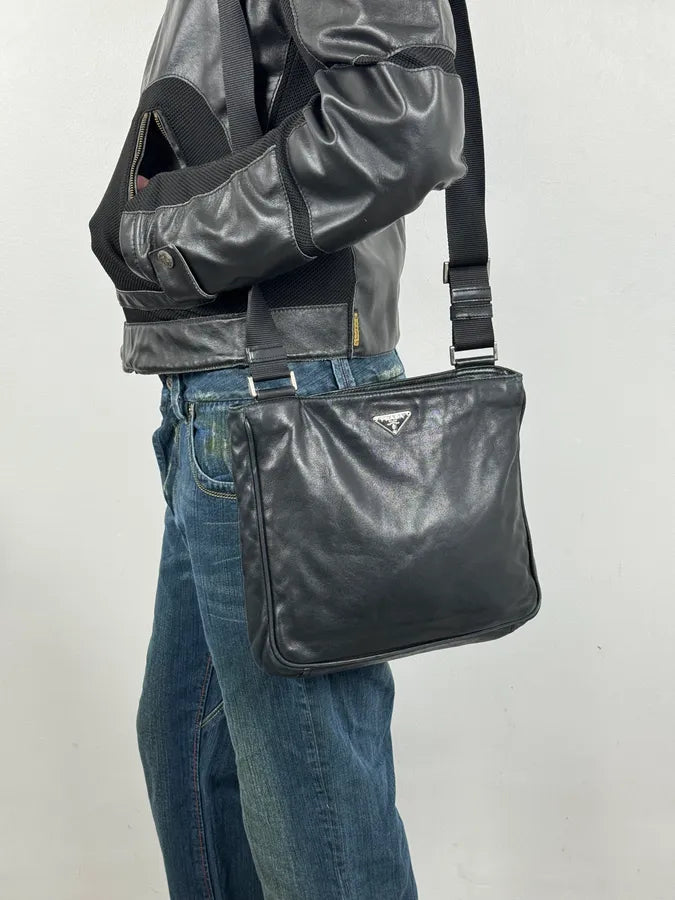 2010s Prada Black Leather Minimalist Shoulder Bag XDrkNmi 3