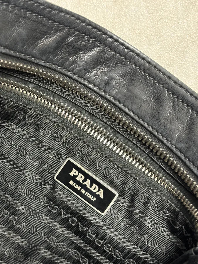2010s Prada Black Leather Minimalist Shoulder Bag XDrkNmi 17