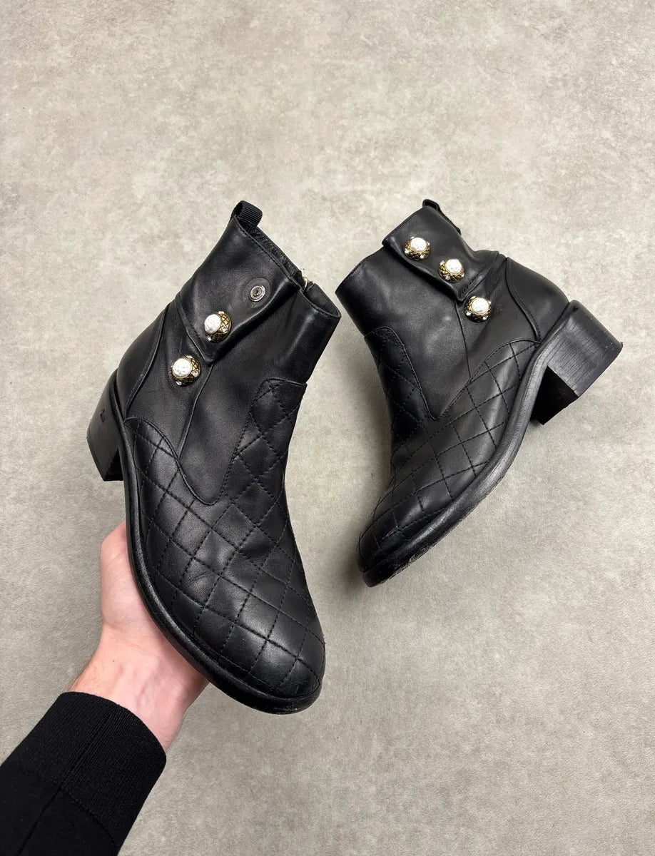 2000s Chanel Black Leather Quilted Pearl-Button Boots BzeFOjLM 0