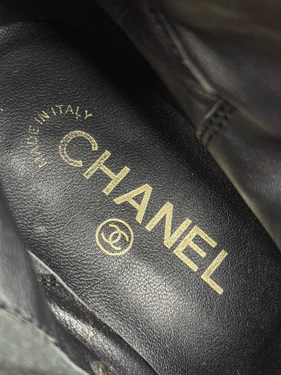 2000s Chanel Black Leather Quilted Pearl-Button Boots BzeFOjLM 13