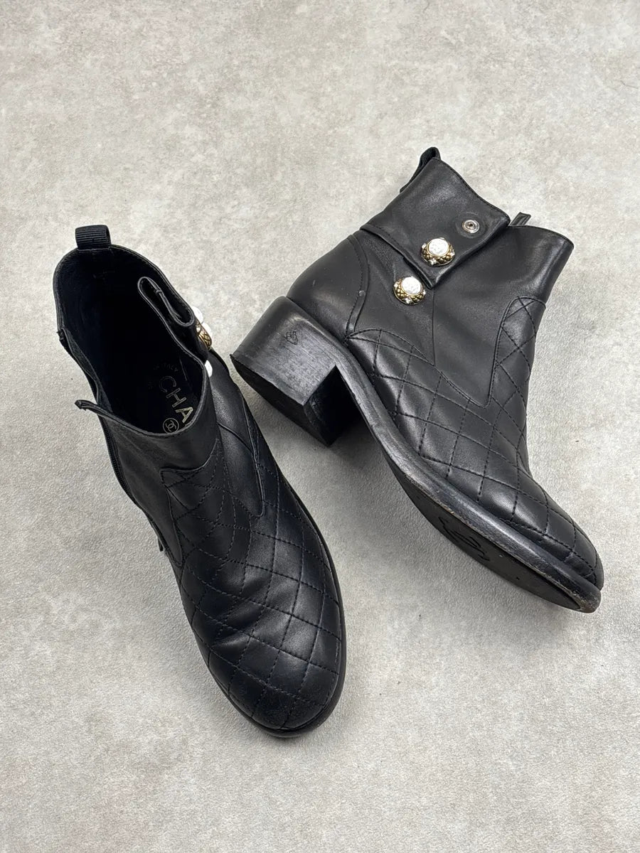 2000s Chanel Black Leather Quilted Pearl-Button Boots BzeFOjLM 6