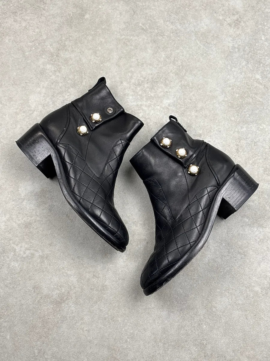 2000s Chanel Black Leather Quilted Pearl-Button Boots BzeFOjLM 1