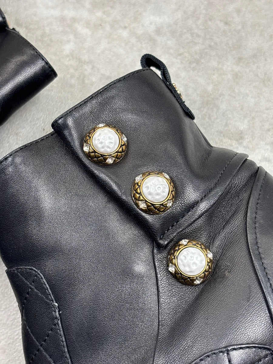 2000s Chanel Black Leather Quilted Pearl-Button Boots BzeFOjLM 7