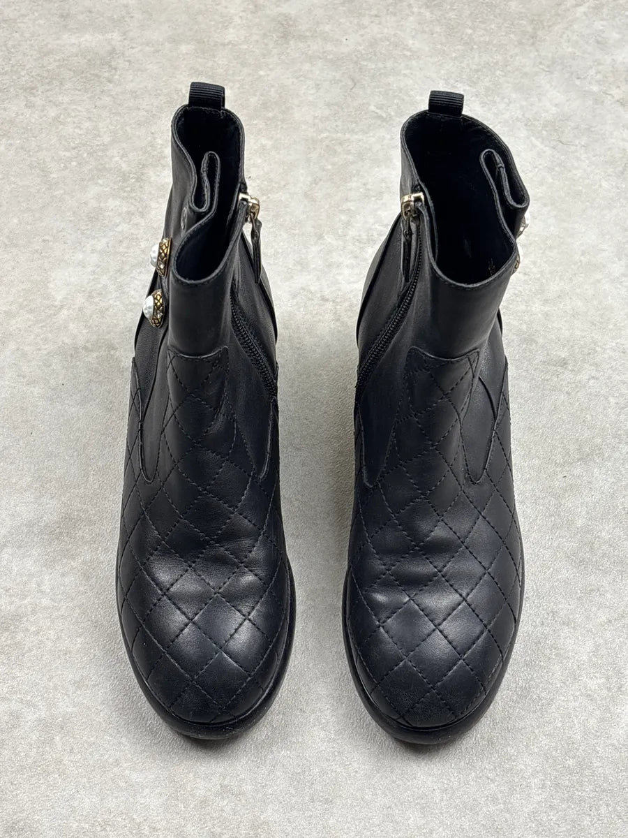 2000s Chanel Black Leather Quilted Pearl-Button Boots BzeFOjLM 2
