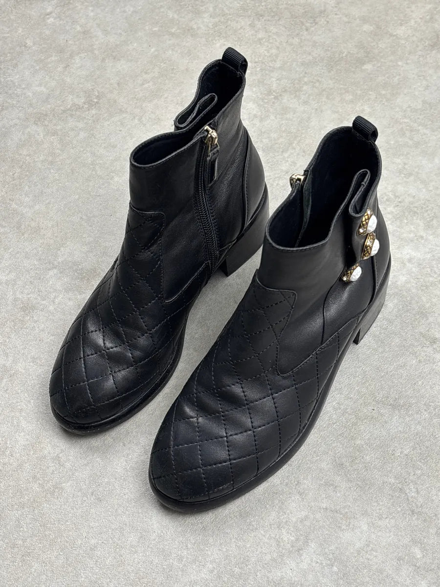 2000s Chanel Black Leather Quilted Pearl-Button Boots BzeFOjLM 3