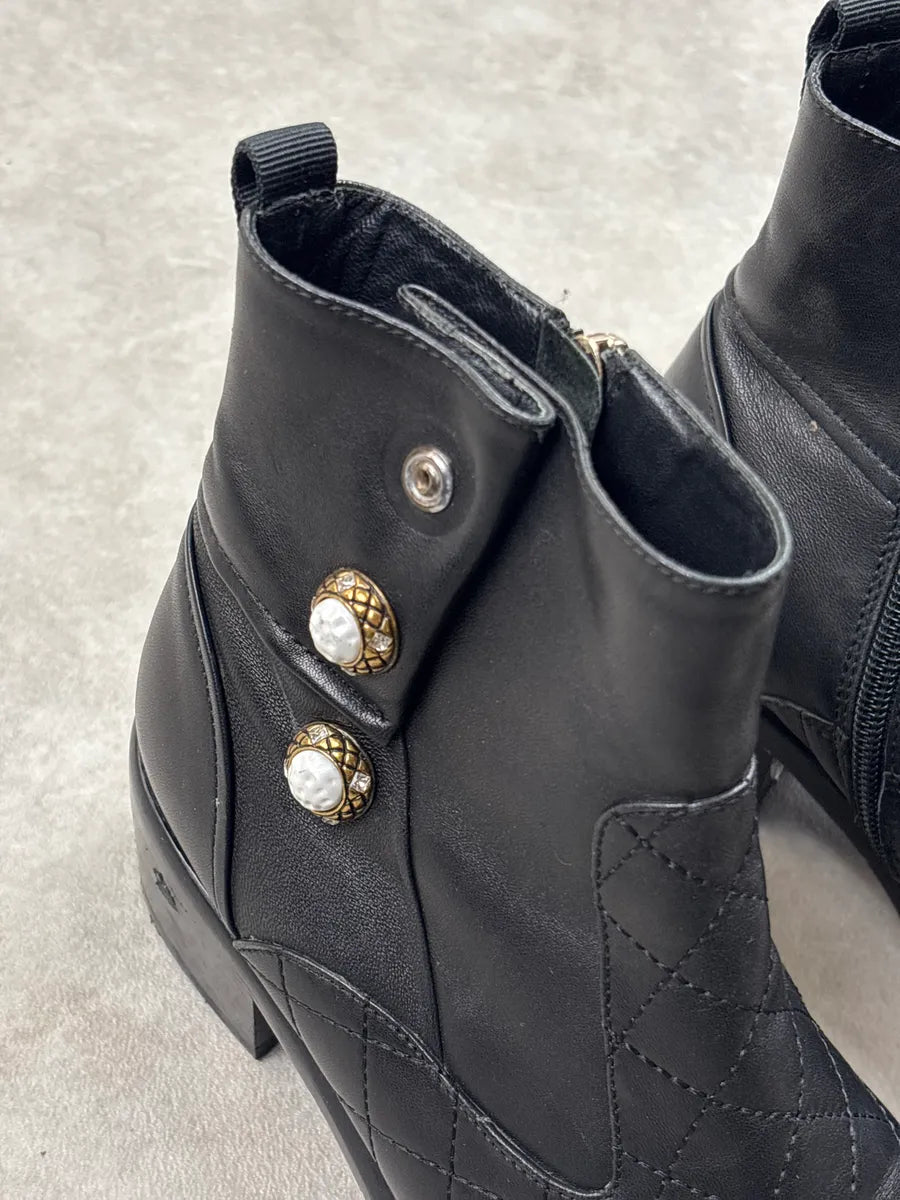 2000s Chanel Black Leather Quilted Pearl-Button Boots BzeFOjLM 8