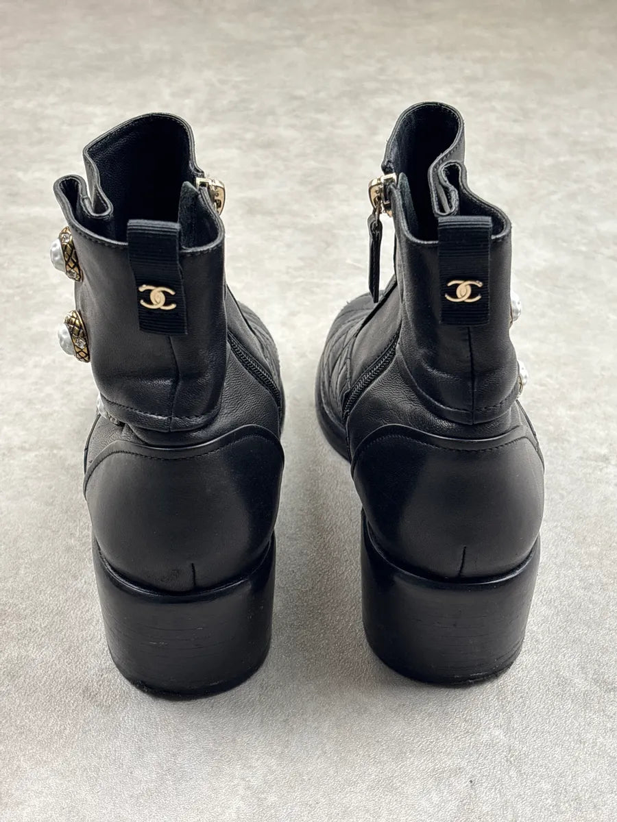 2000s Chanel Black Leather Quilted Pearl-Button Boots BzeFOjLM 4