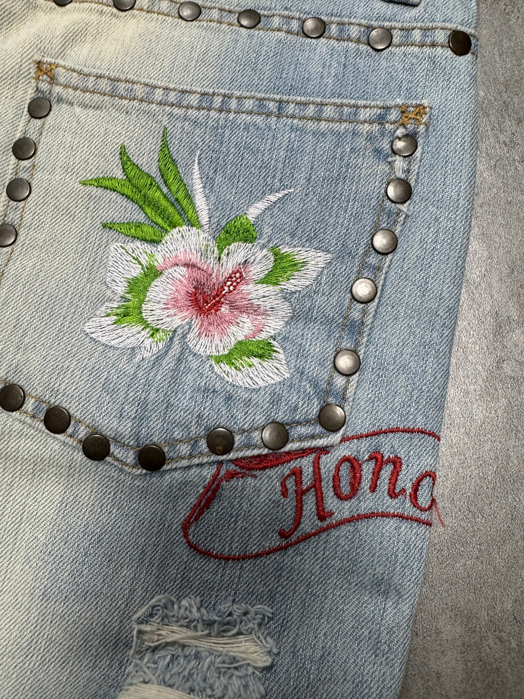 SS2006 Dolce & Gabbana Haiwai Honolulu Embroideries Distressed Denim Jeans