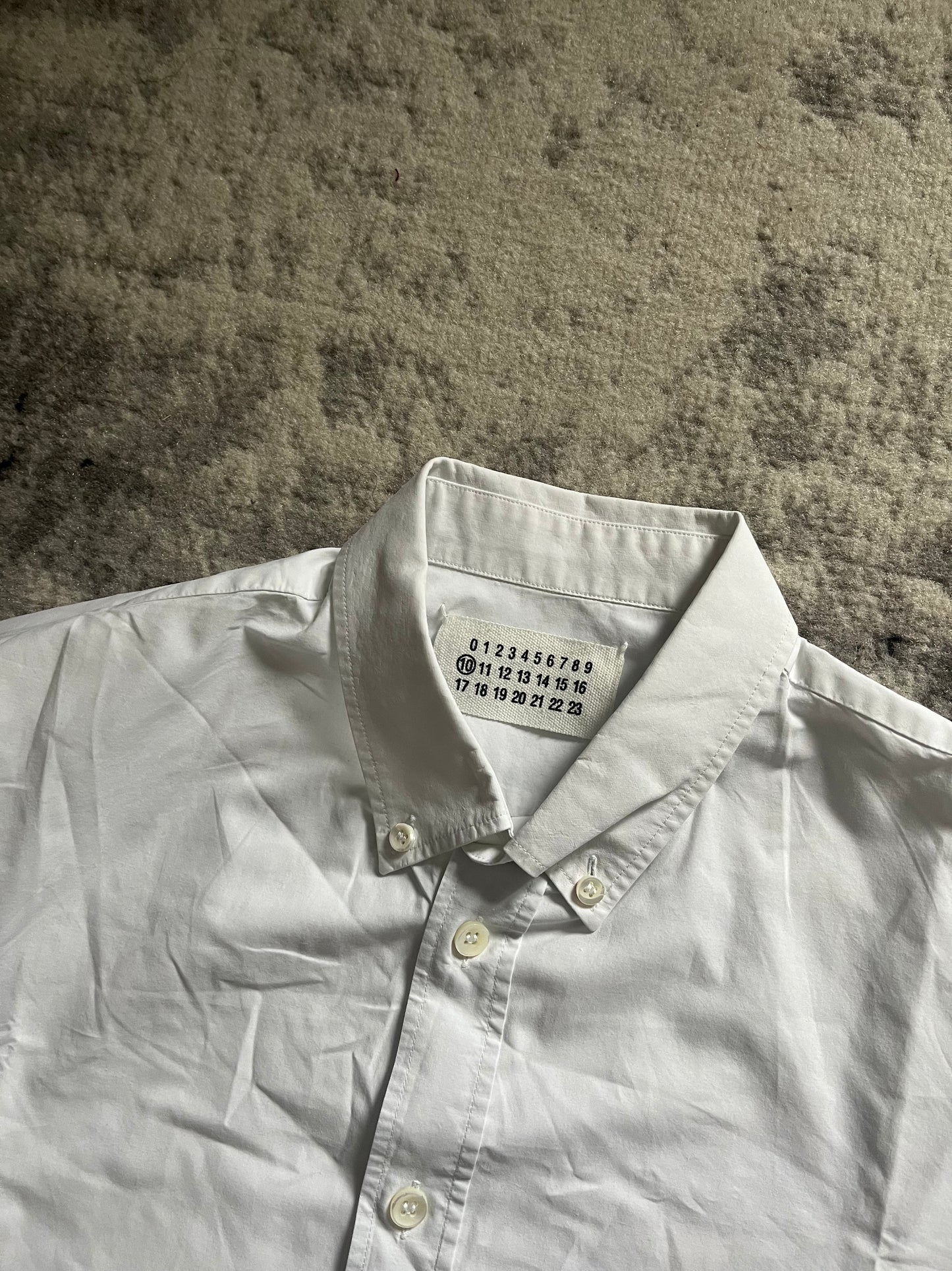 Maison Margiela 极简白色标签衬衫 (S)
