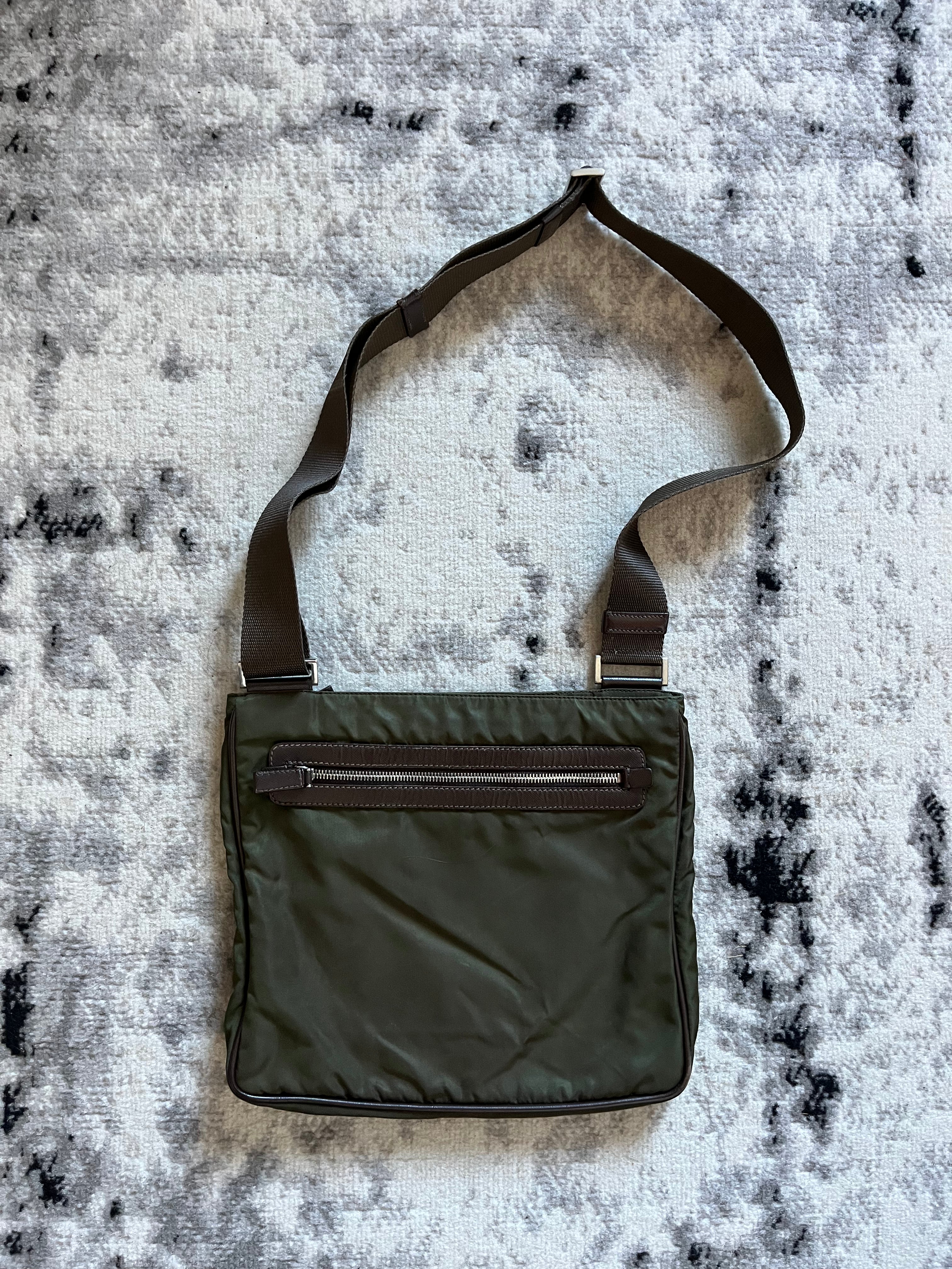 プラダ オリーブ ショルダーバッグ