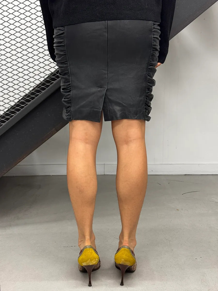 AW2003 Dolce & Gabbana Black Leather Ruffled Zip Skirt XJFETEJn 4