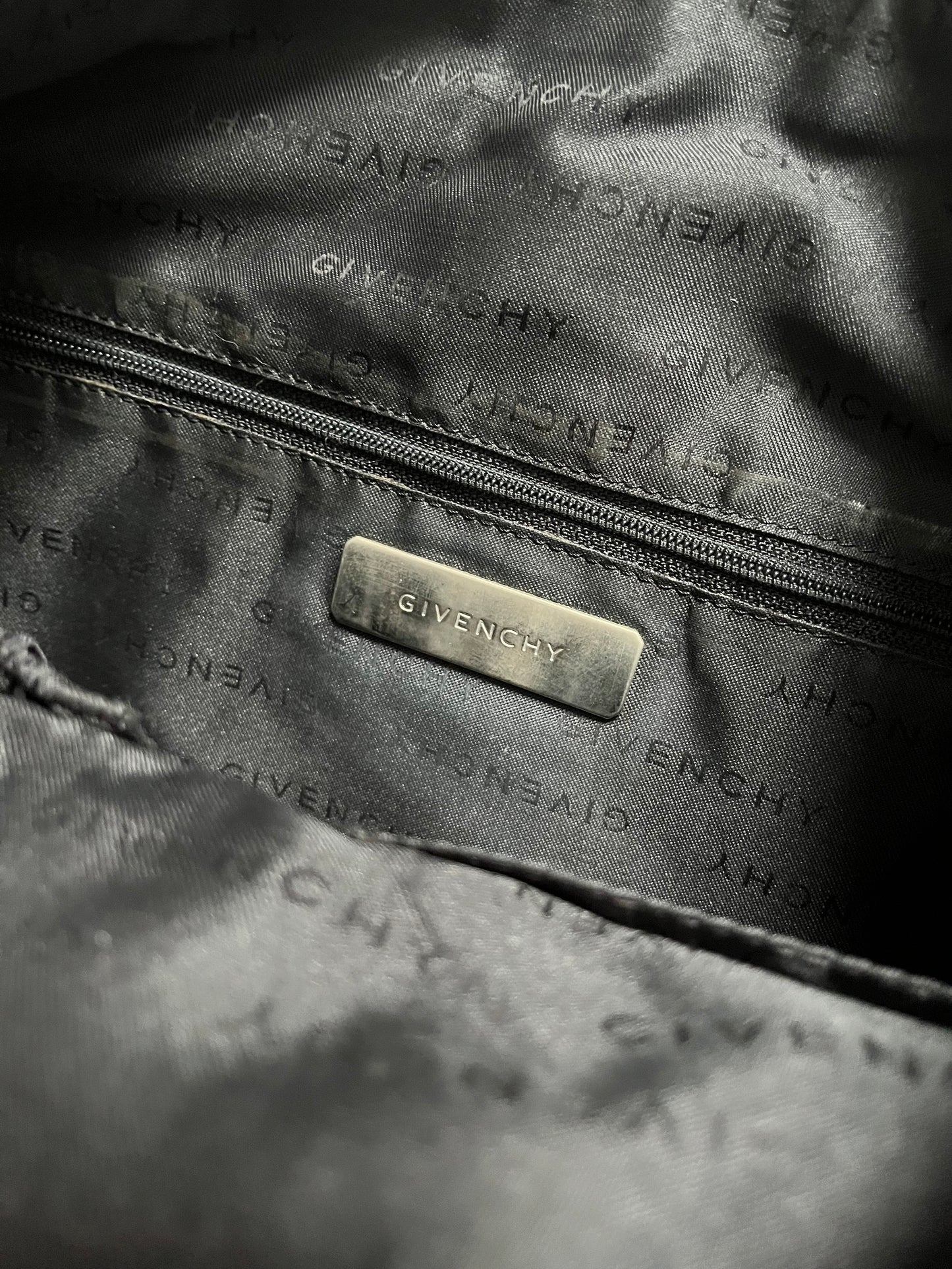 Givenchy 多口袋现代皮革包