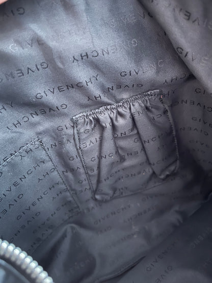 Givenchy 多口袋现代皮革包