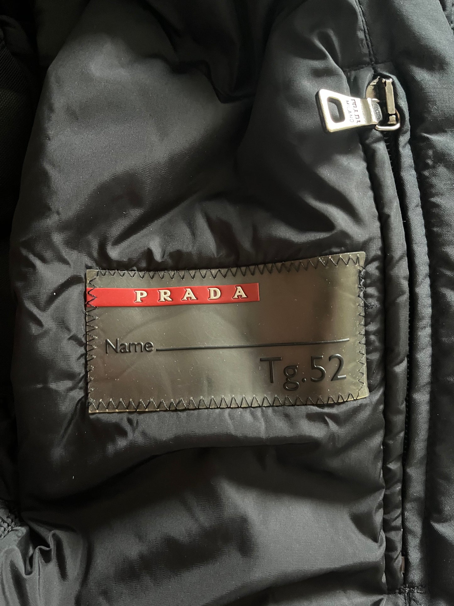 Prada 黑色冬季尼龙夹克（L）