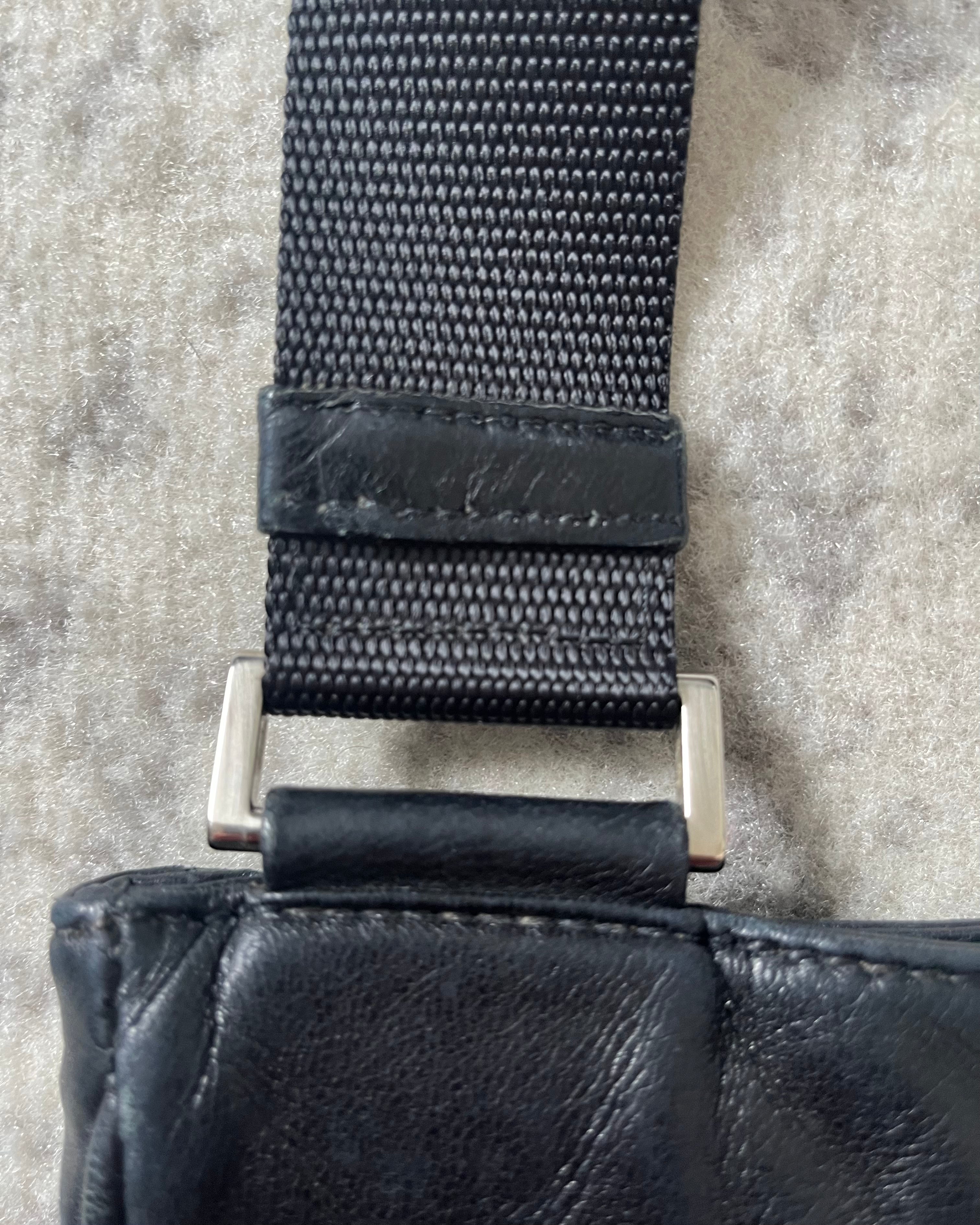 プラダ レザー ダーク ショルダー バッグ