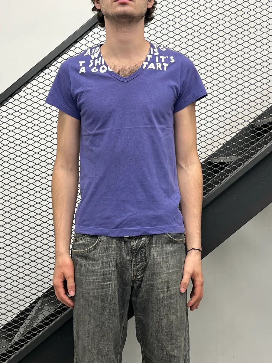 AW2005 Maison Martin Margiela Purple Poem Typo V-Neck T-Shirt NtIyFYDS 1