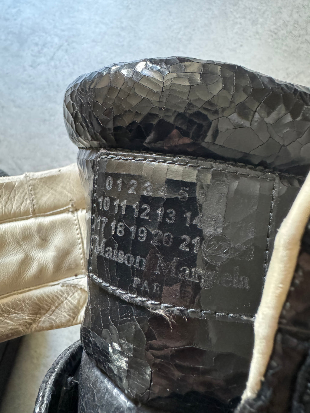 Maison Margiela Future Cracked Relief Black (44) - 9