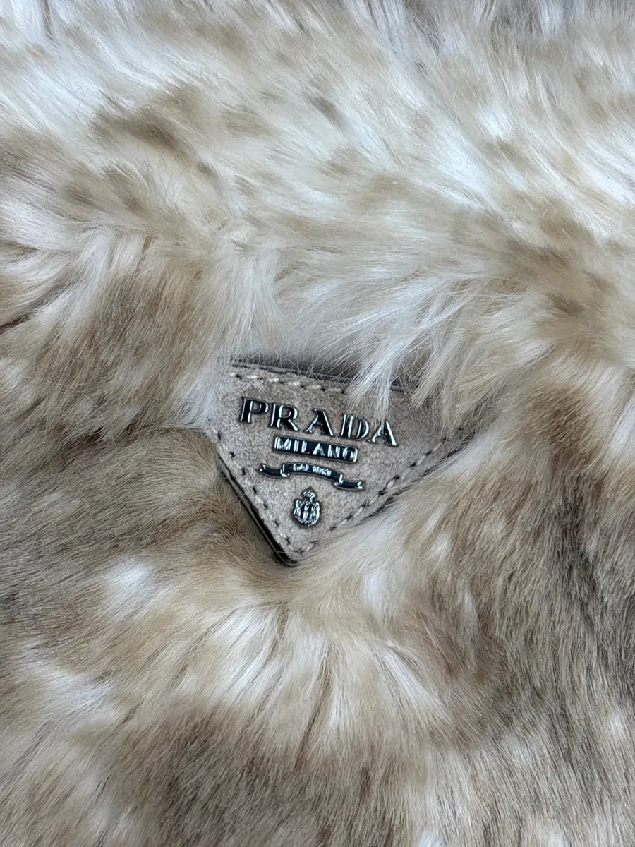 2000s Prada Beige Faux Fur Logo Handle Bag YcekEzCL 15