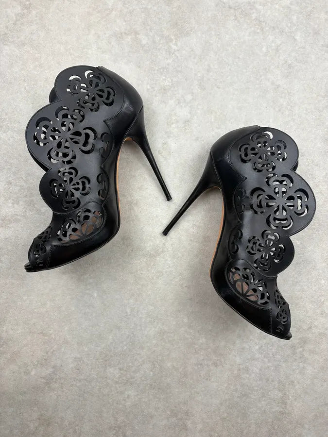 Alexander McQueen Black Leather Lasercut Peep-Toe Heels JQaBgLa 3