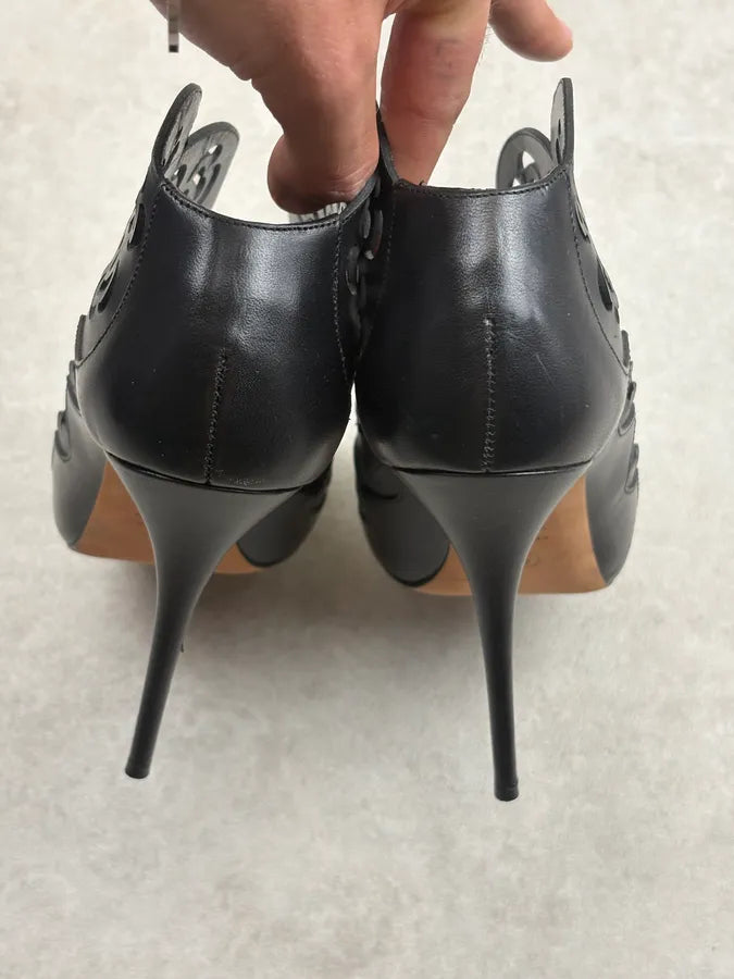 Alexander McQueen Black Leather Lasercut Peep-Toe Heels JQaBgLa 6