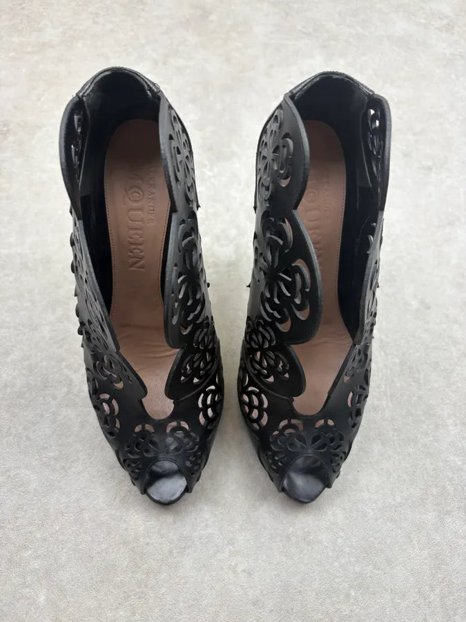 Alexander McQueen Black Leather Lasercut Peep-Toe Heels JQaBgLa 1