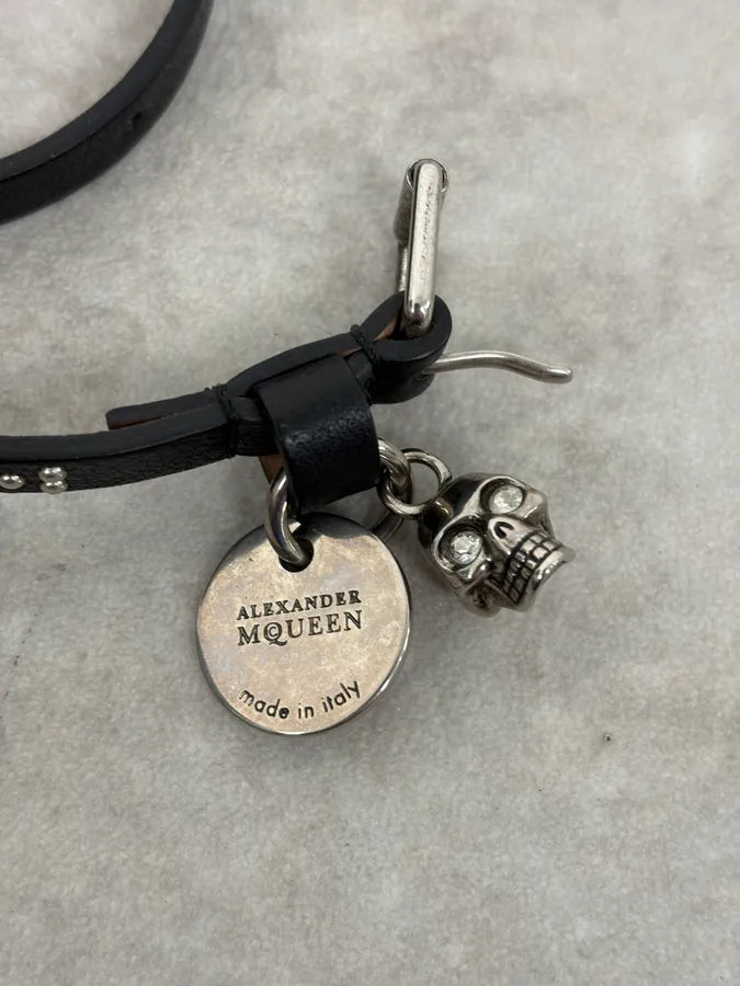 Alexander McQueen Black Studded Skull Charm Leather Bracelet waWRIbC 4