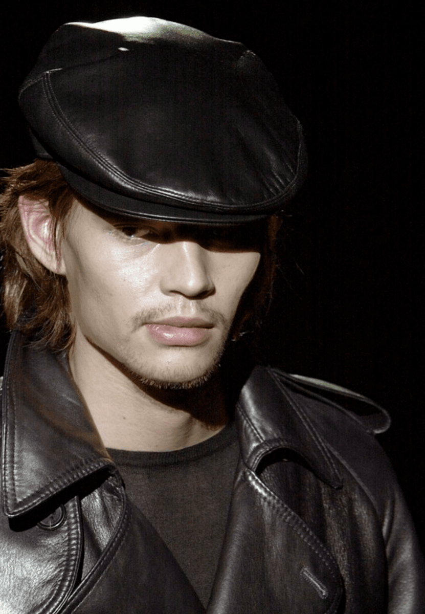 AW2001 Gucci Black Leather Back Logo Beret Cap by Tom Ford ICsHYes 0