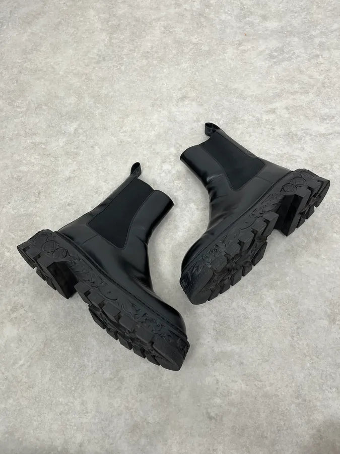 AW2022 Louis Vuitton Ornamented Sole Black Boots ZJIwjUl 1