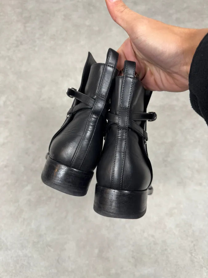 Balenciaga Black Minimalist Leather Boots OZLEZlA 2